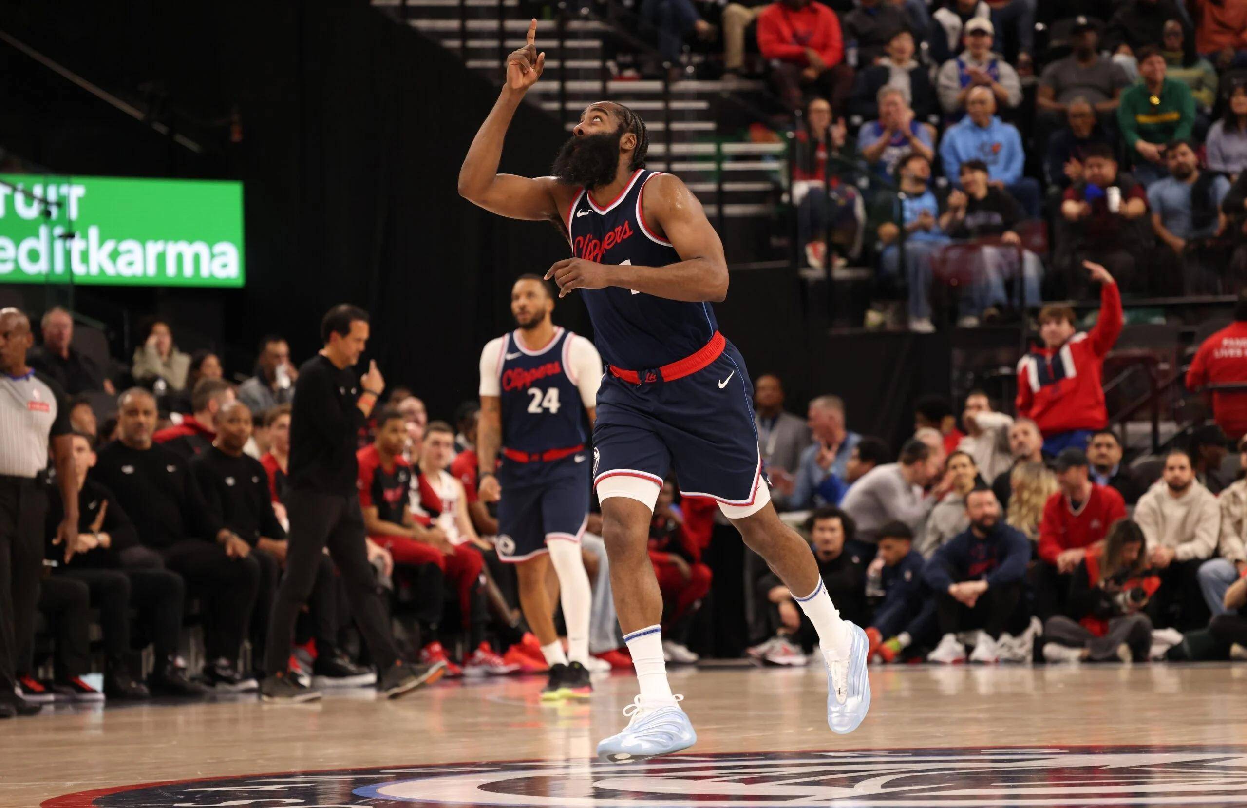 哈登重要时刻战术调整，C9带队取胜！的简单介绍AYX竞技对战